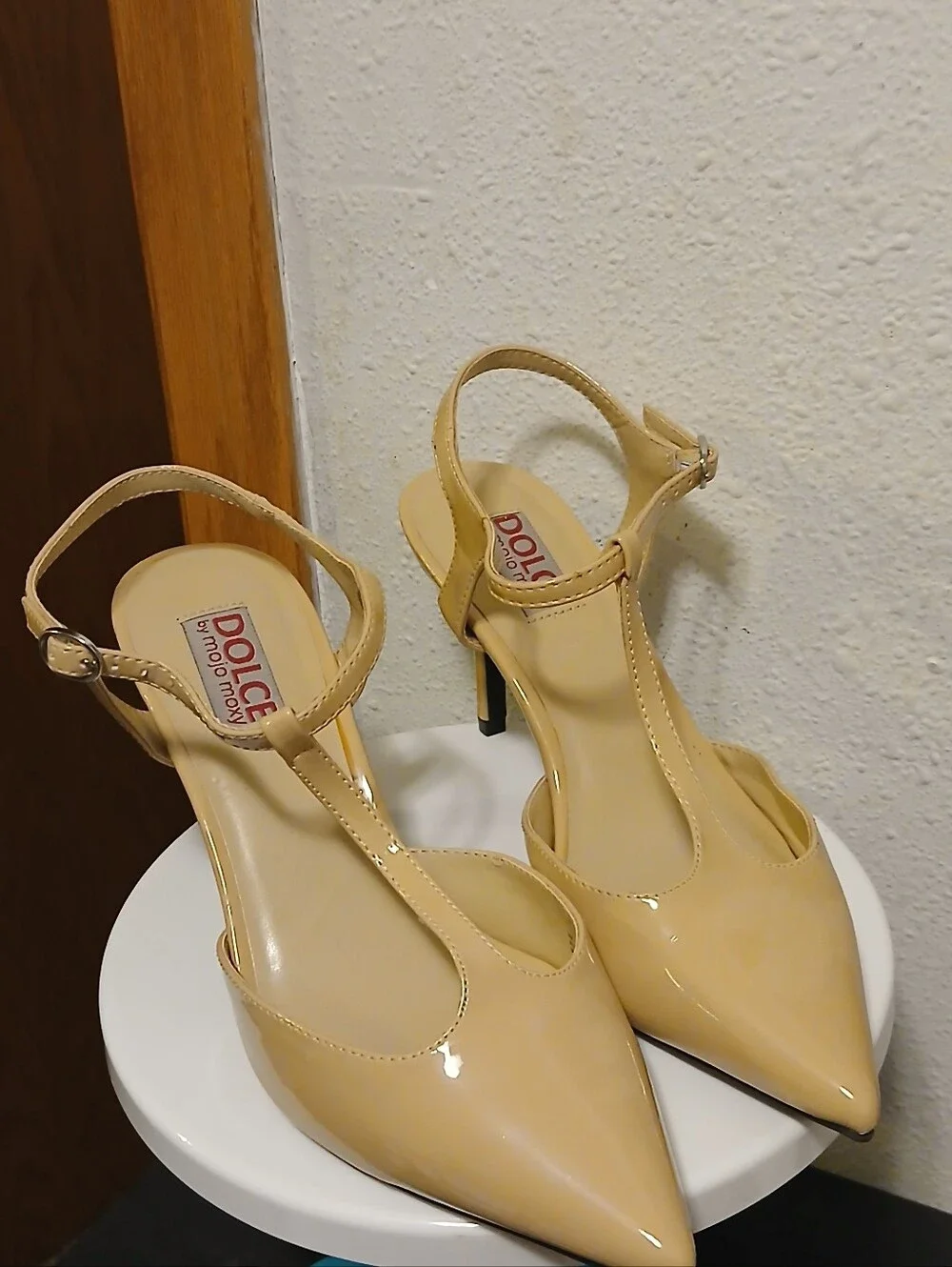 Dolce by Mojo Moxy Nude Patent T-Strap Pointed Toe Heels Size 9